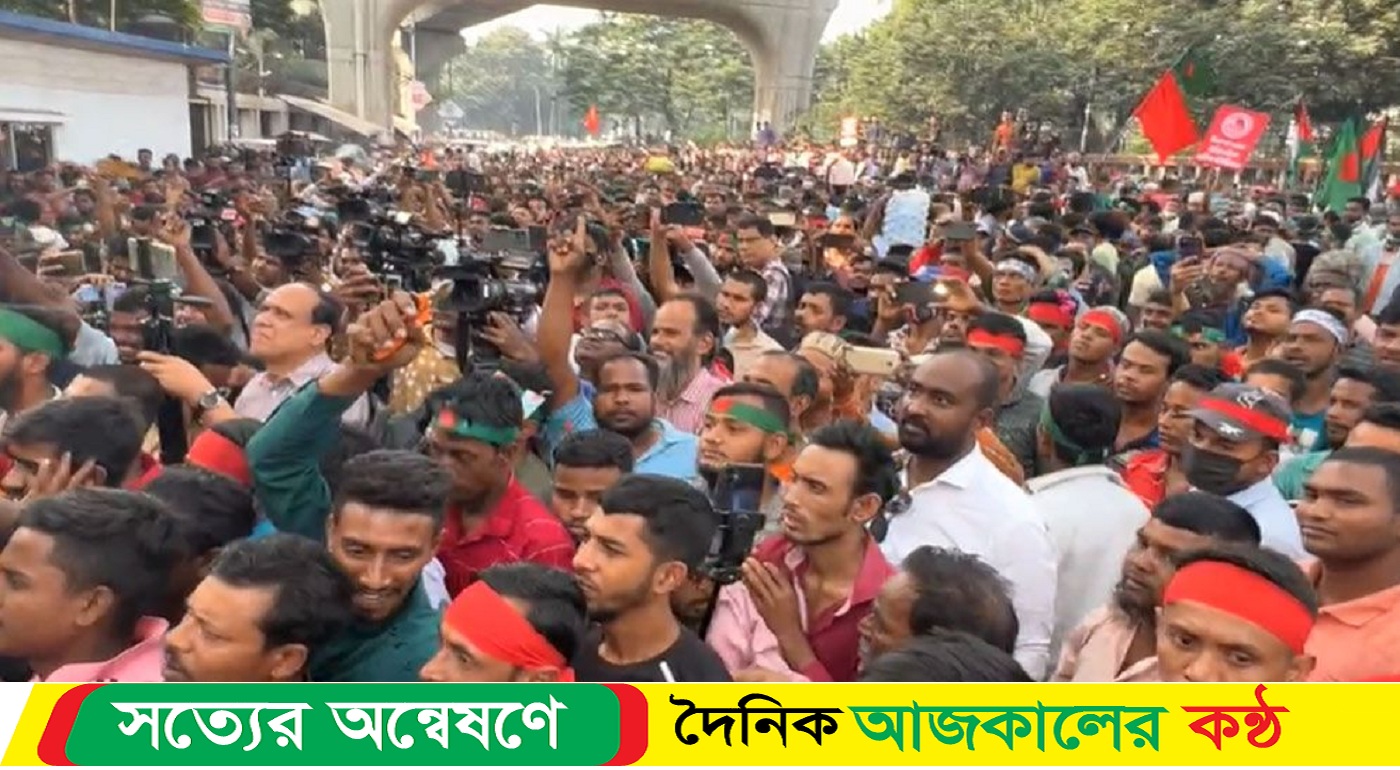 সড়ক অবরোধ করেছেন ব্যাটারিচালিত রিকশাচালকরা