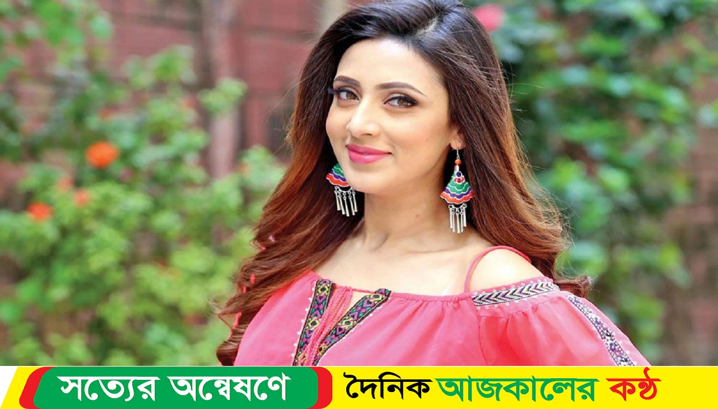 নজরকাড়া লুকে ধরা দিলেন মিম
