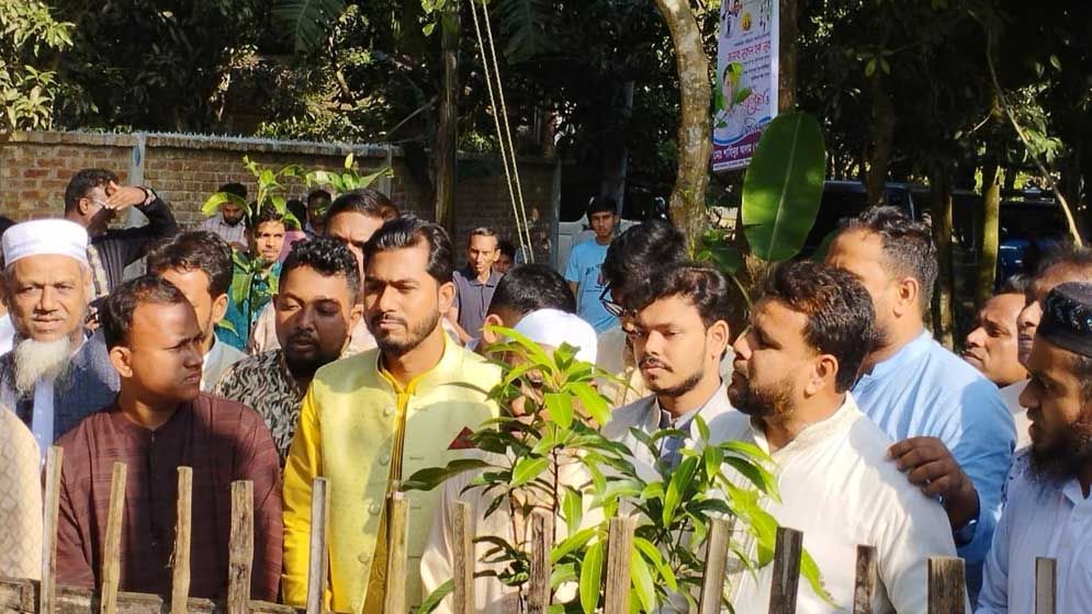 শহিদ আবু সাঈদের কবর জিয়ারতে ভিপি নুর