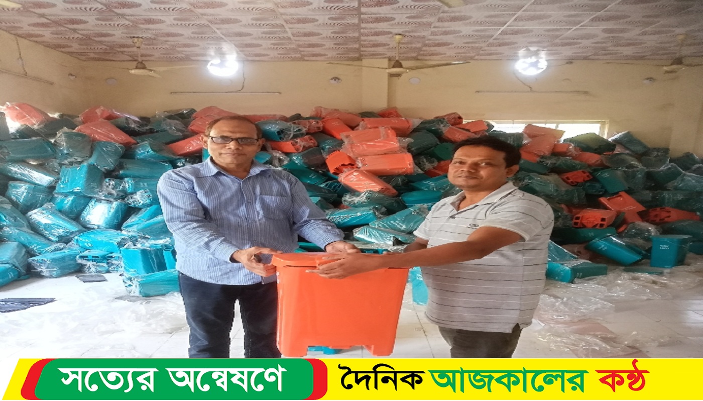 বসুরহাট পৌরসভা পরিচ্ছন্ন রাখতে ডাস্টবিন বিতরণ