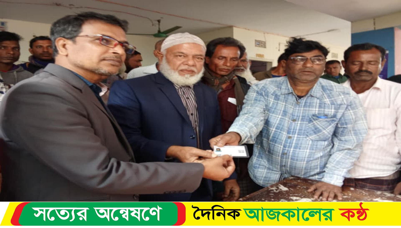 নওগাঁর আত্রাইয়ে টিসিবির স্মার্ট কার্ড বিতরণ