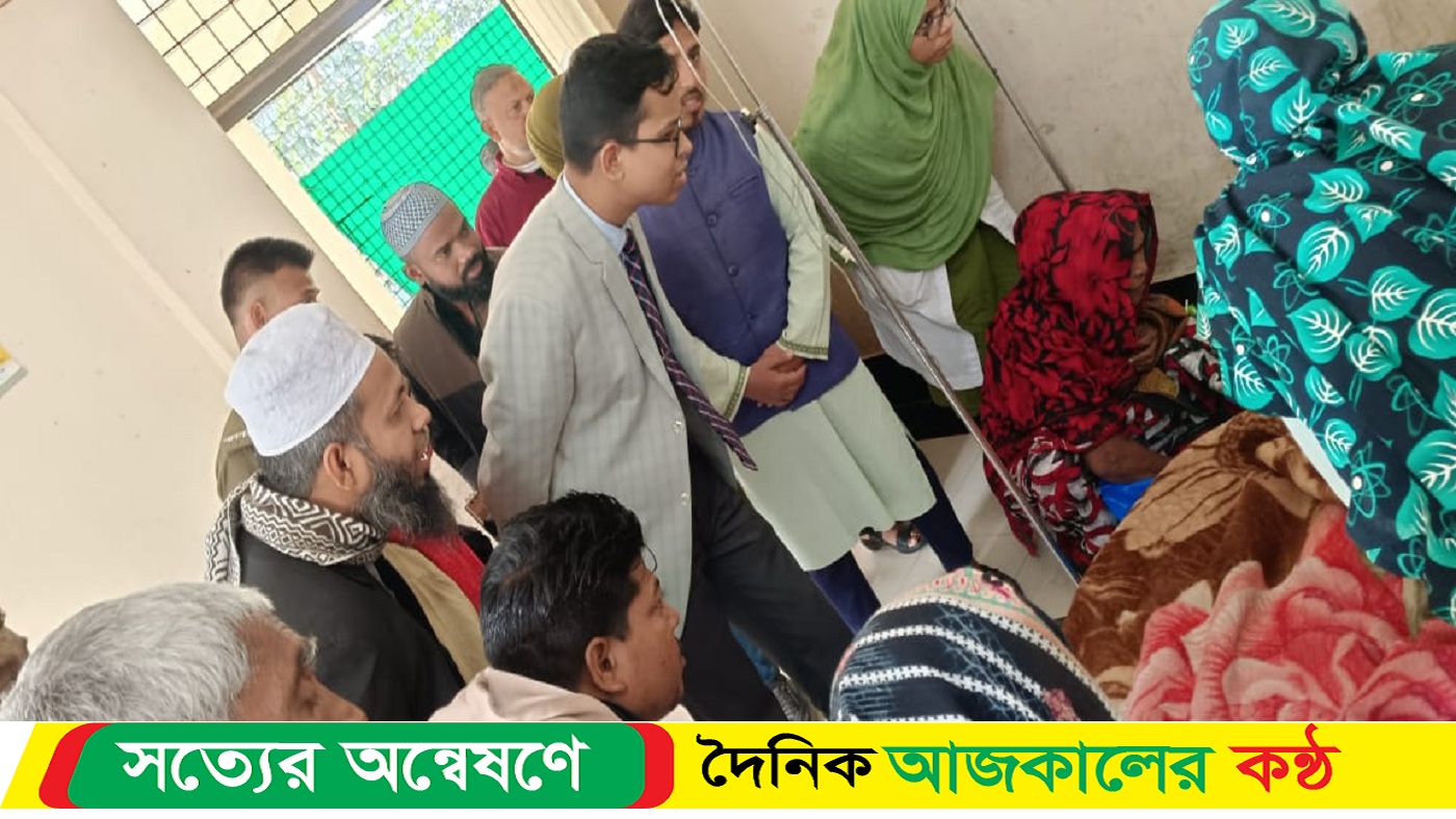সড়কে পড়ে থাকা ৯০ বছরের বৃদ্ধেকে হাসপাতালে চিকিৎসা দিচ্ছেন ইউএনও