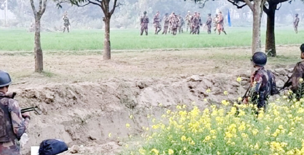 নওগাঁয় বিজিবির বাধায় সীমান্তে বেড়া দিতে এসে পিছু হটলো বিএসএফ