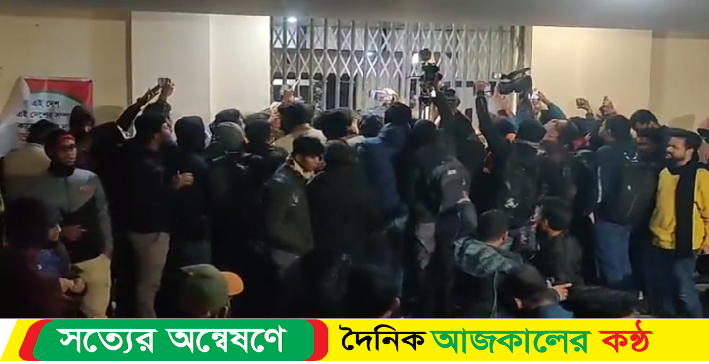 পোষ্যকোটা বাতিলের দাবিতে রাজশাহী বিশ্ববিদ্যালয়ের প্রশাসনিক ভবনে তালা ঝুলিয়ে বিক্ষোভ শিক্ষার্থীদের