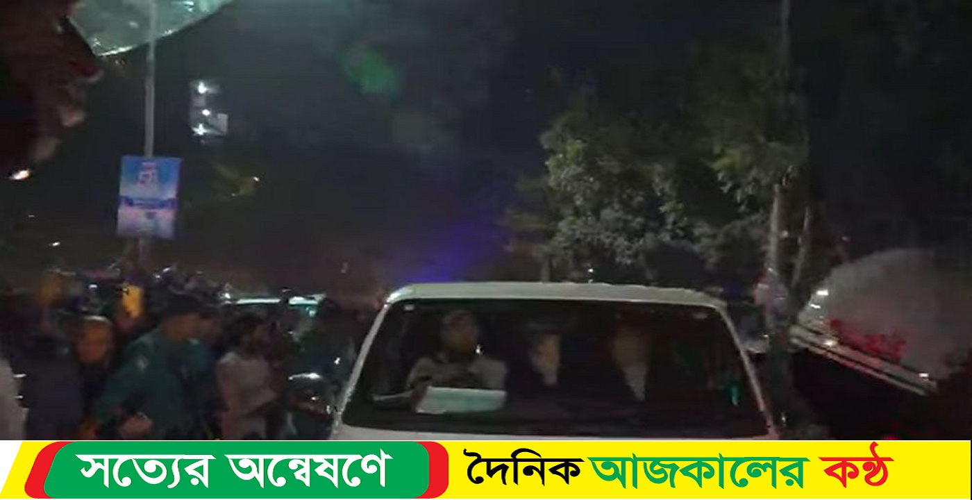 বিমানবন্দরের পথে খালেদা জিয়া