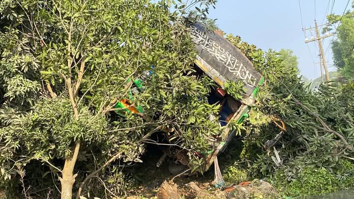 মিরসরাইয়ে ভ্রমণের বাস খাদে পড়ে নি*হ*ত ১, আ*হত ১৫
