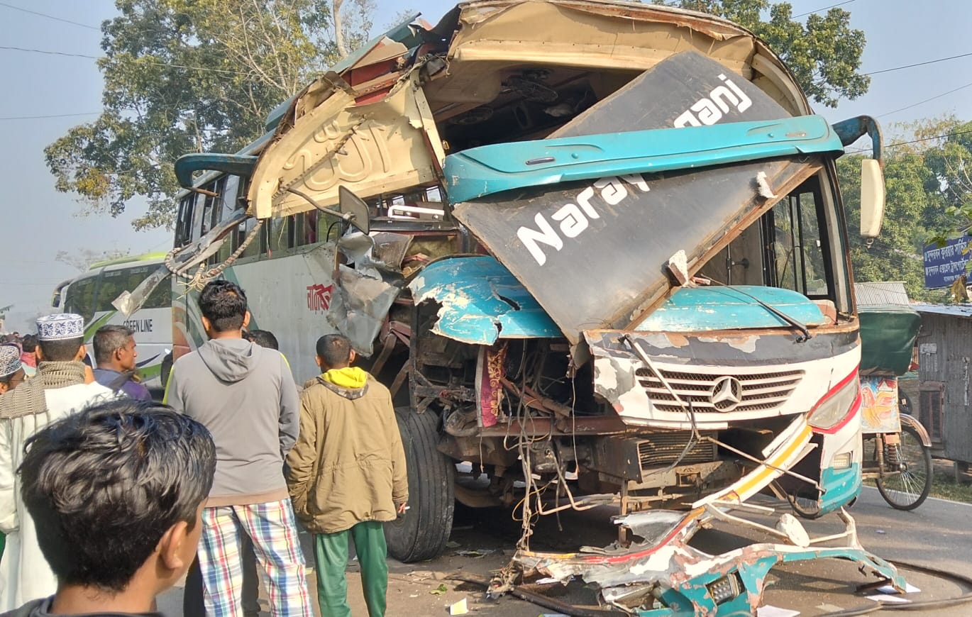 বরিশাল পটুয়াখালী মহাসড়কে পরিবহন ট্রাক সংঘর্ষ ট্রাক ড্রাইভার নিহত, আহত ১০