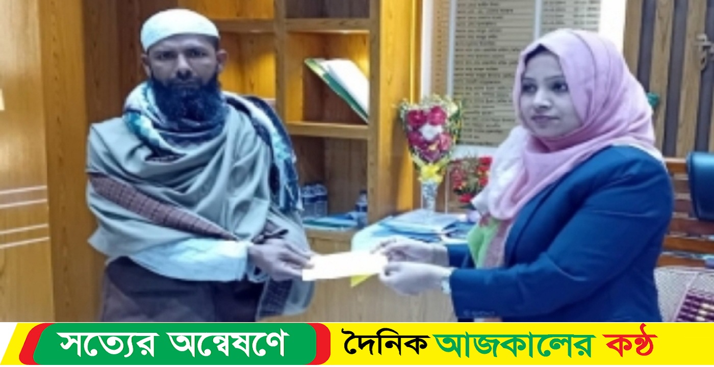 বাকেরগঞ্জের ভরপাশায় অগ্নিকাণ্ডে ক্ষতিগ্রস্তদের পাশে ইউএনও রুমানা আফরোজ
