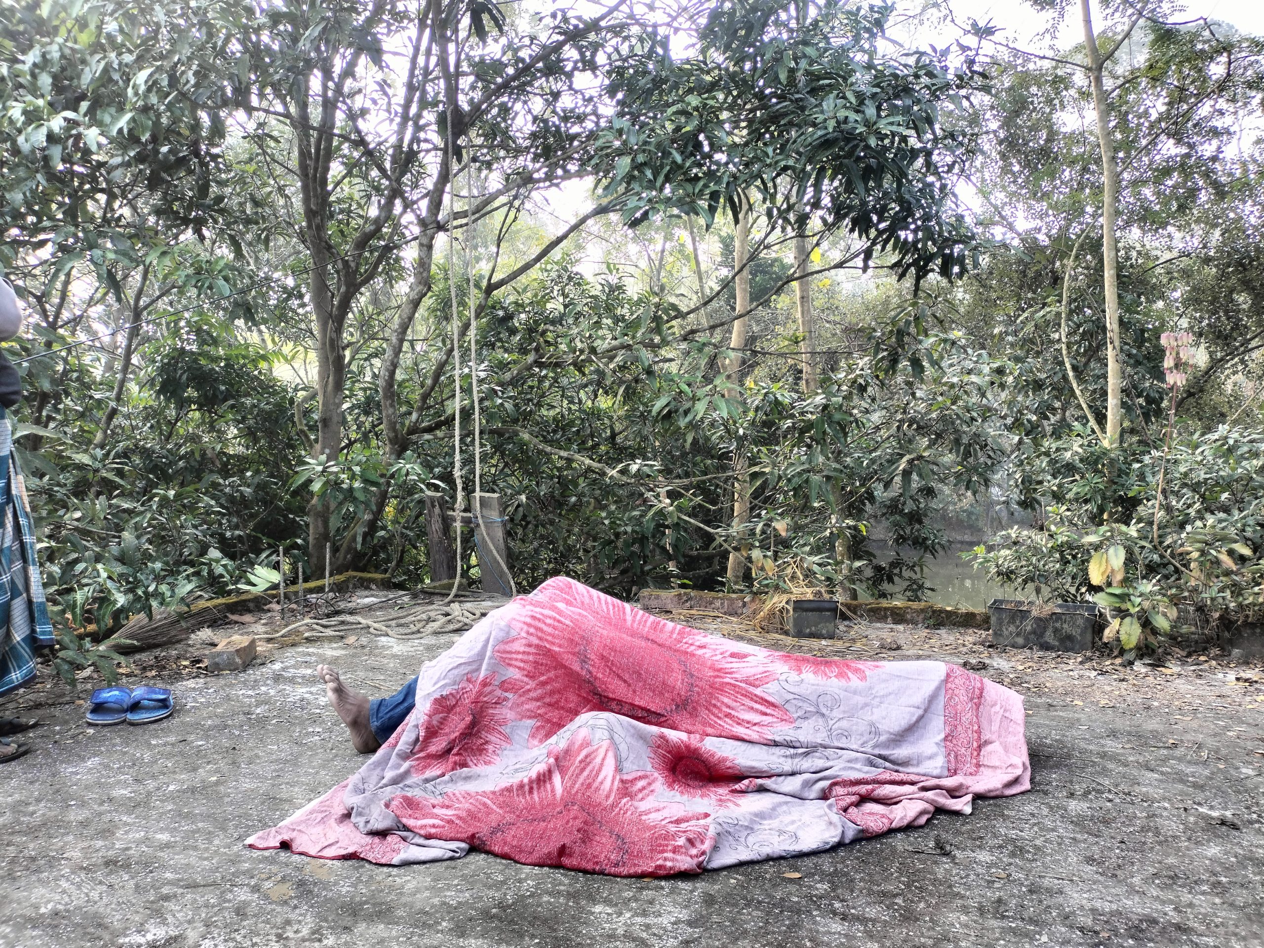 প্রেমিকার সাথে অভিমান করে যুবকের গলায় ফাঁস