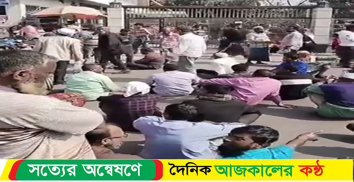 বরিশালে( বিসিসি) নগর ভবনের গেট বন্ধ করে শ্রমিকদের বিক্ষোভ