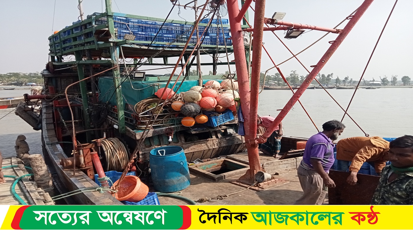 সাগরে নিষিদ্ধ পদ্ধতিতে মাছ আহরণ, ভেস্তে যাচ্ছে উৎপাদন