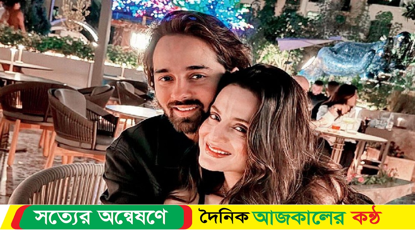 ১৯ বছরের ব্যবসায়ীর সঙ্গে ৪৯ বর্ষী বলিউড অভিনেত্রীর প্রেম