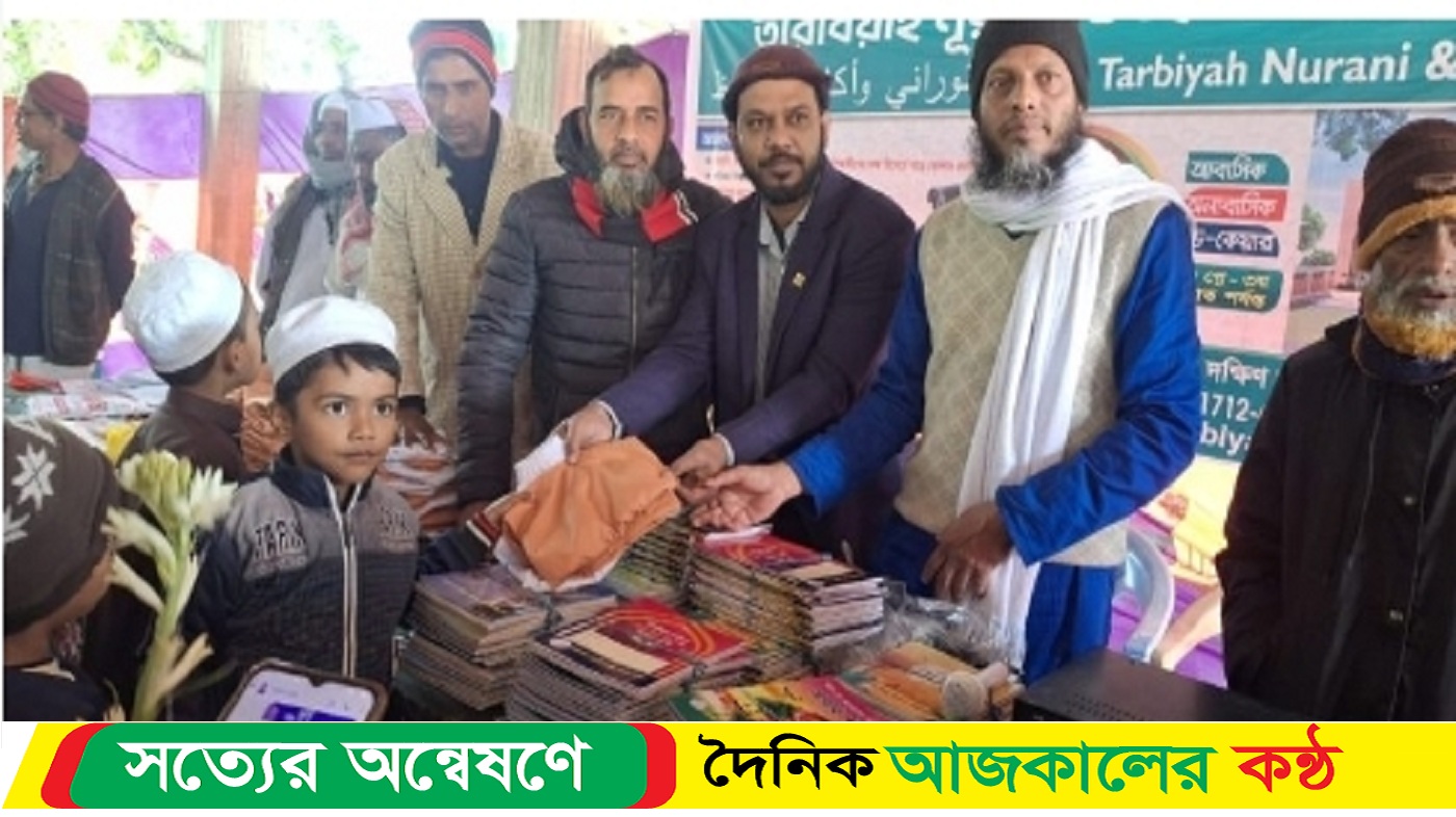 শিক্ষার্থীদের মাঝে নতুন পোশাক বই বিতরণ