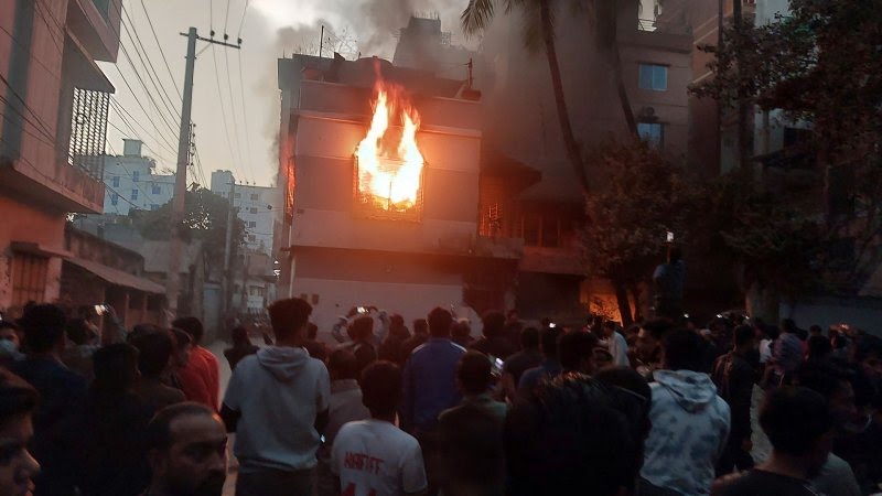 নওগাঁয় আওয়ামীলীগের দলীয় কার্যালয় ভাঙচুর এবং সাবেক খাদ্যমন্ত্রীর বাড়িতে আগুন