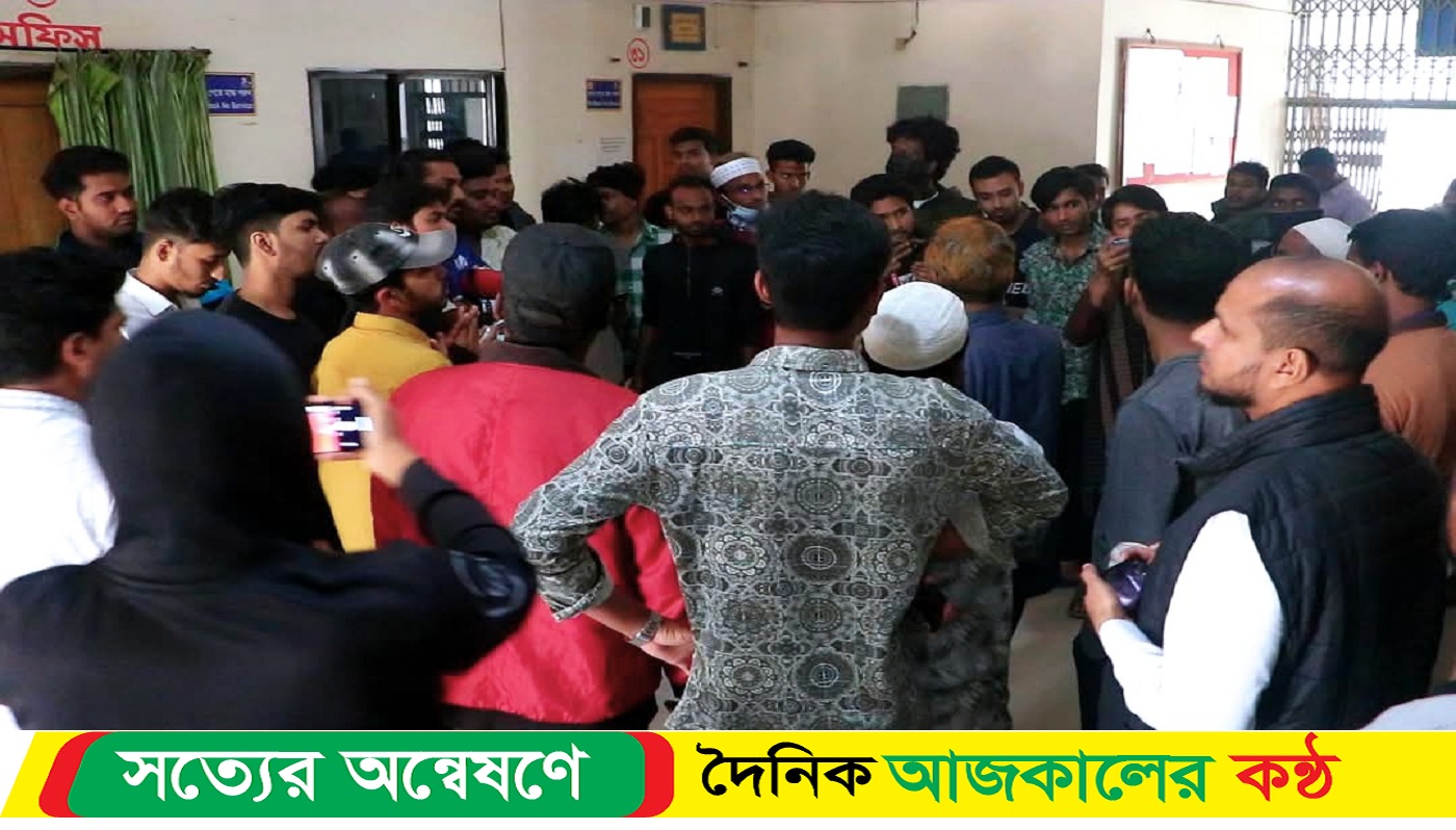 নওগাঁয় হাসপাতালে অনিয়মের অভিযোগে তত্ত্বাবধায়কের কার্যালয়ে তালা দিয়েছে বৈষম্যবিরোধী শিক্ষার্থীরা