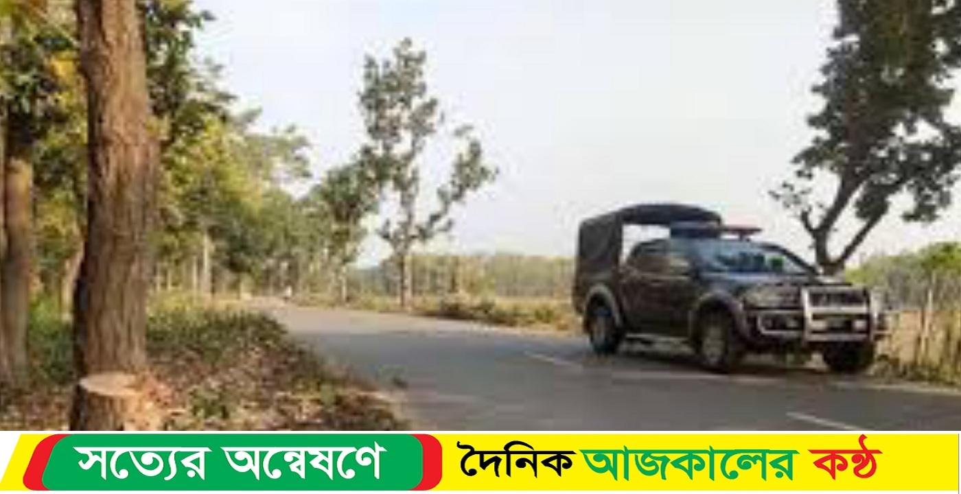 শিক্ষাসফরের বাস ডাকাতি-৪ টি