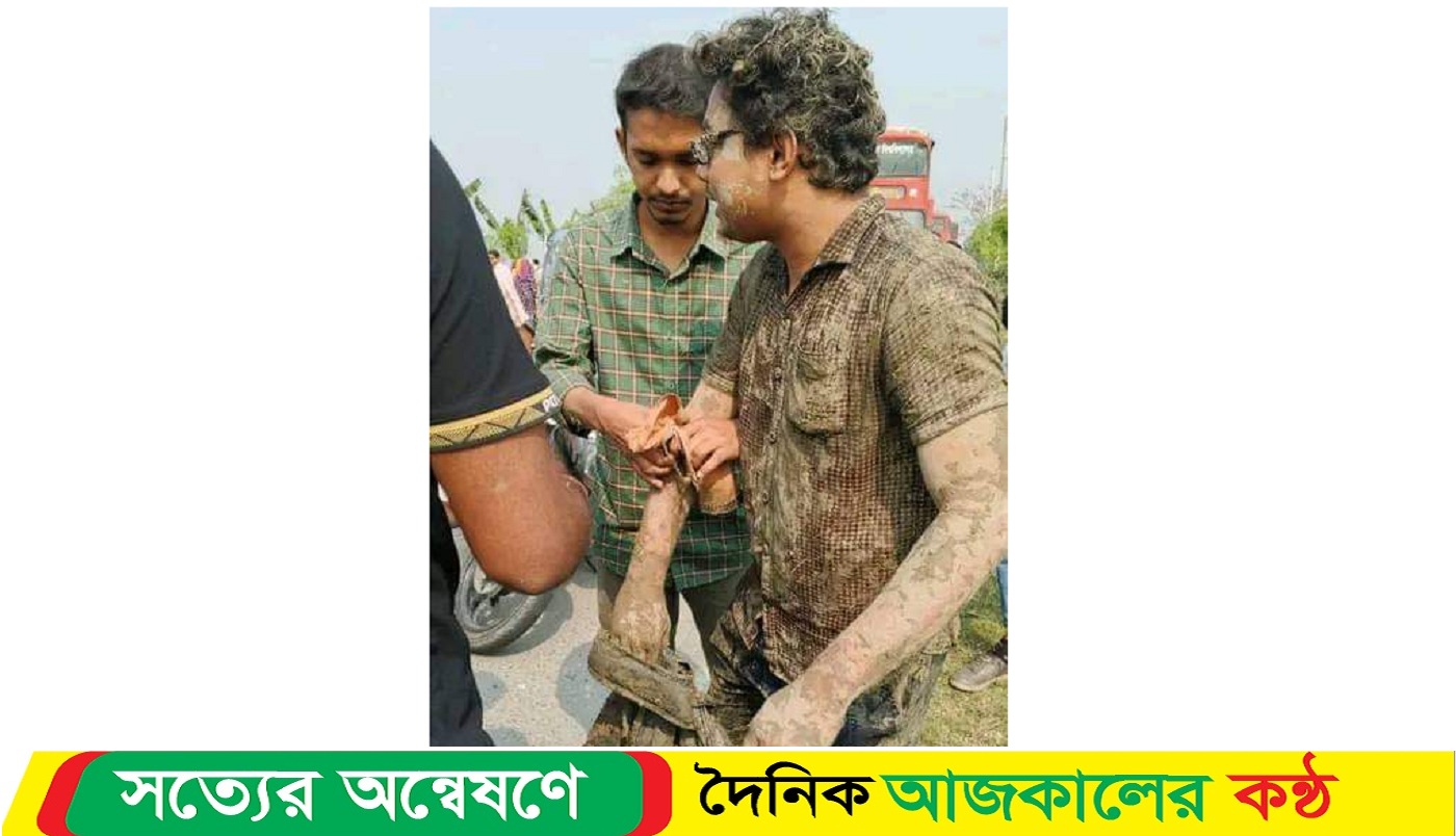 নিয়ন্ত্রণ হারিয়ে উল্টে গেল ইবি শিক্ষার্থীবাহী বাস, আহত অন্তত ২০