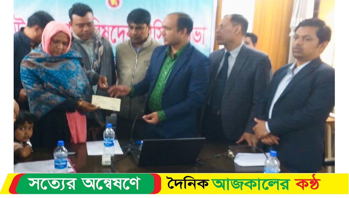 সড়ক দুর্ঘটনায় নি*হত দুই পরিবারের মধ্যে সরিষাবাড়ীতে চেক বিতরণ
