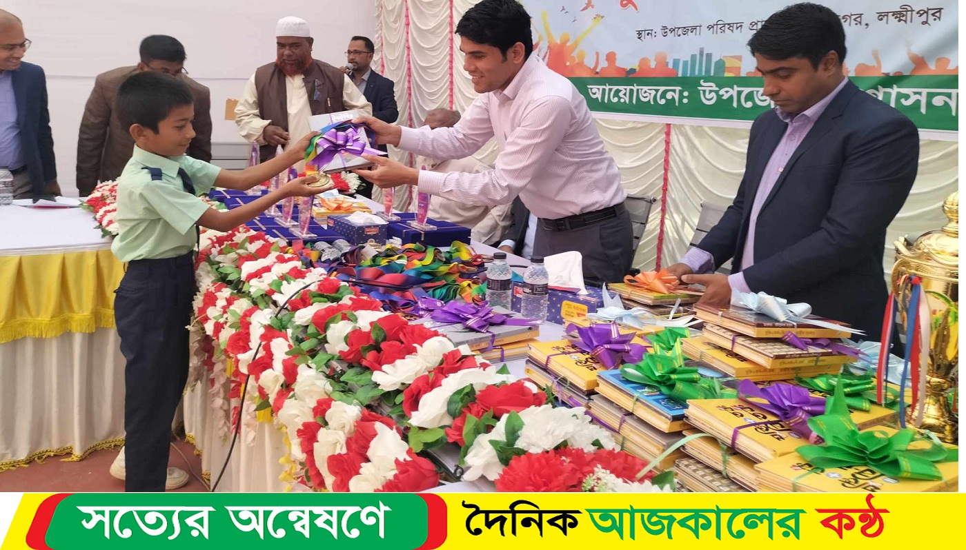 তারুণ্যের উৎসবে বিভিন্ন প্রতিযোগিদের মাঝে পুরস্কার বিতরণ