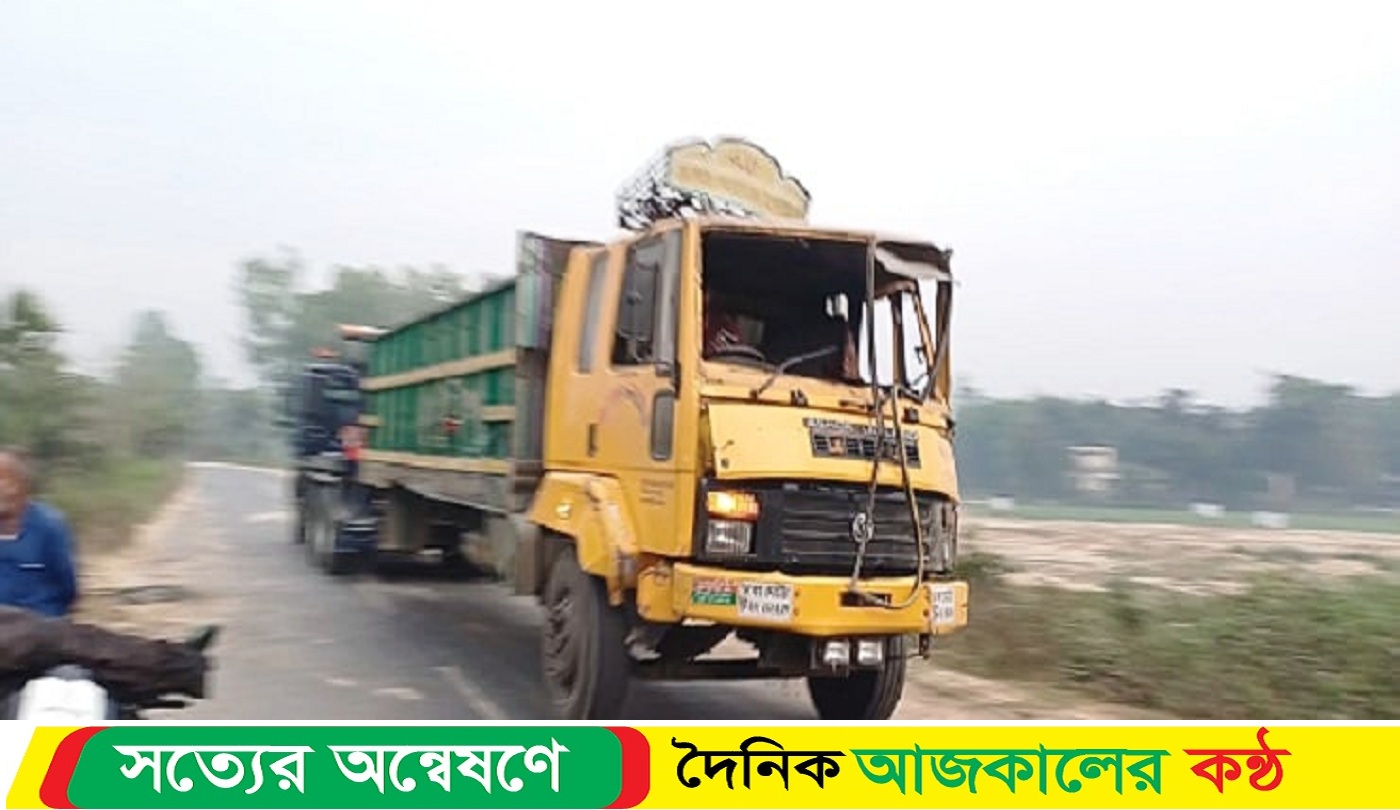 নওগাঁয় ডাকাতির পর পুলিশের ধাওয়া খেয়ে ট্রাক উল্টে ডাকাত নি’হত