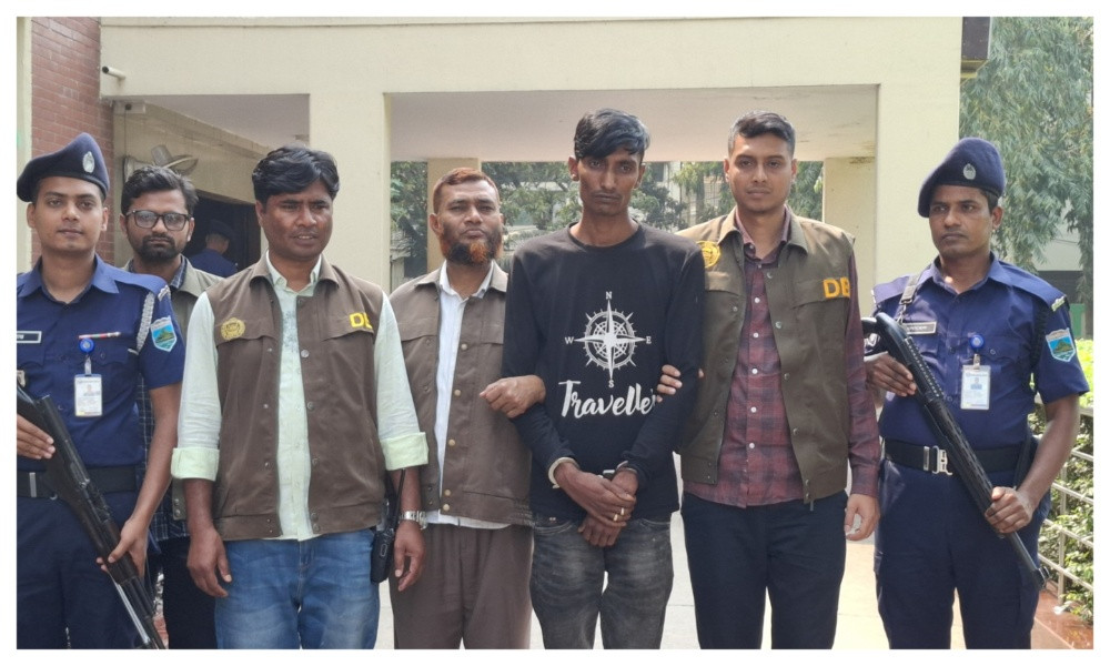 নওগাঁয় এসপির বডিগার্ড পরিচয়ে চাঁদাবাজি : গ্রেপ্তার ০১