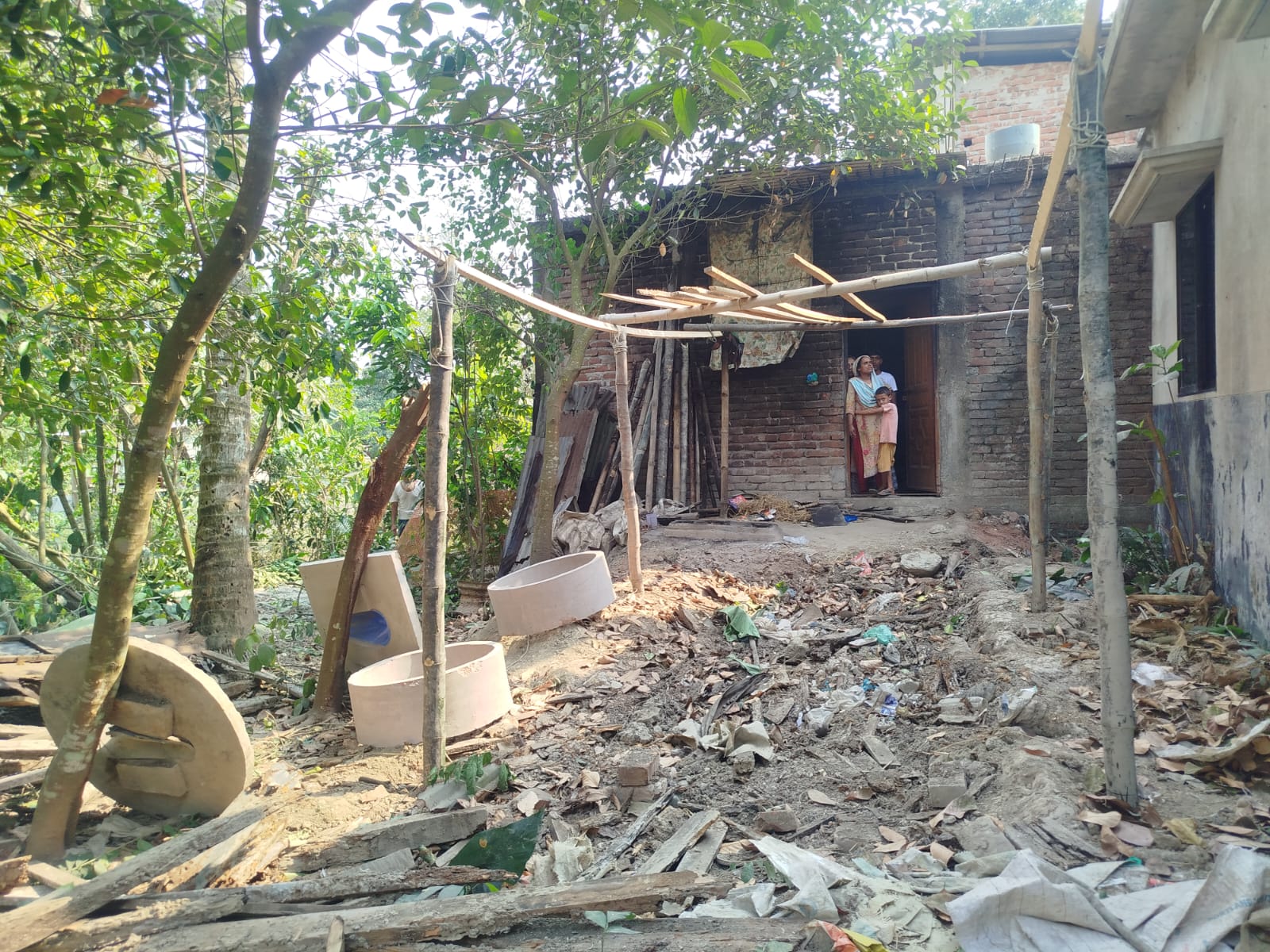বাকেরগঞ্জে বিএনপি নেতার বিরুদ্ধে বসতবাড়ি ভাঙচুর করে জমি দখল করে দেয়ার অভিযোগ