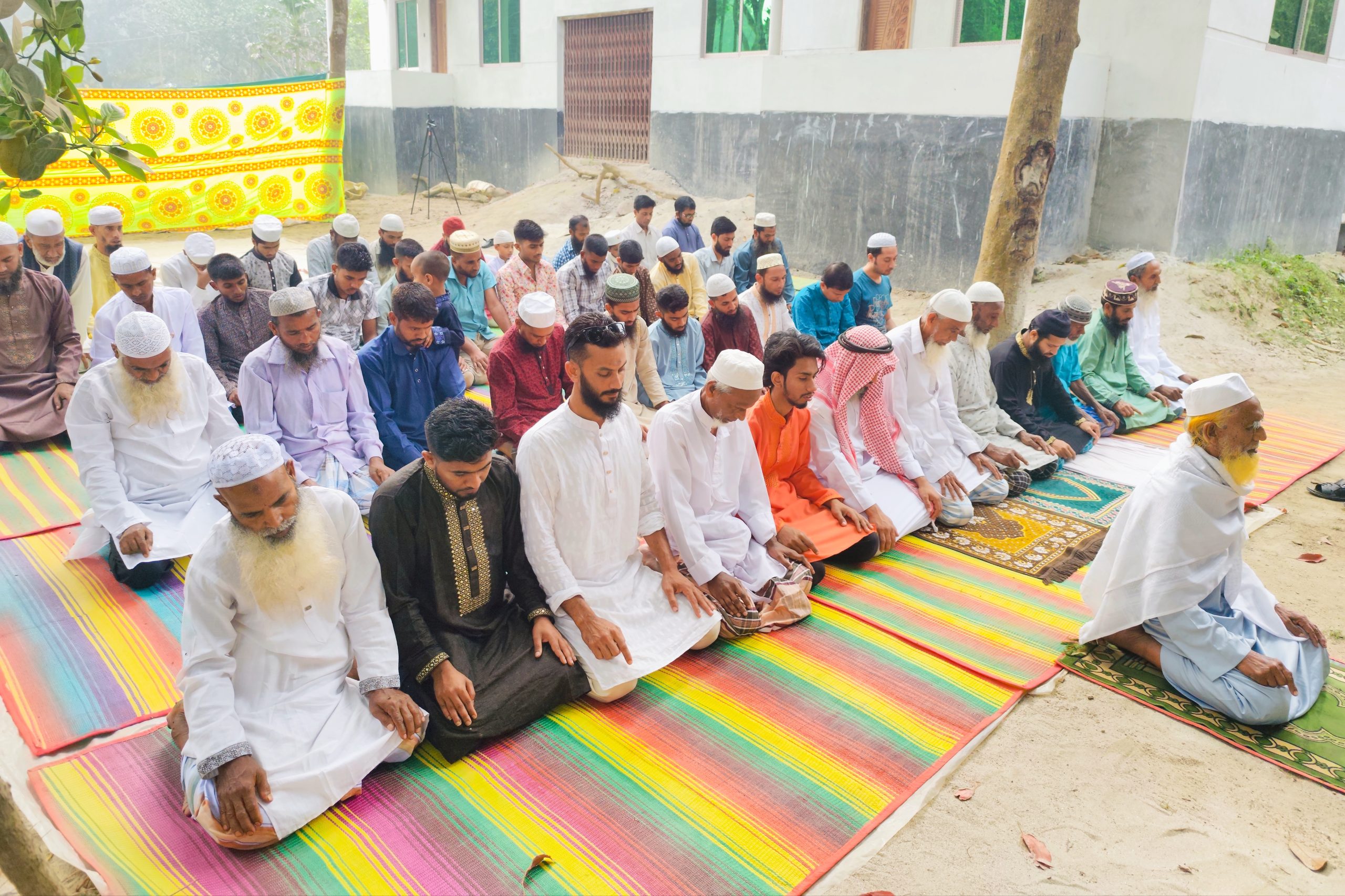 সরিষাবাড়ীতে গ্রামের মানুষ ঈদুল ফিতরের নামাজ আদায় করেছেন