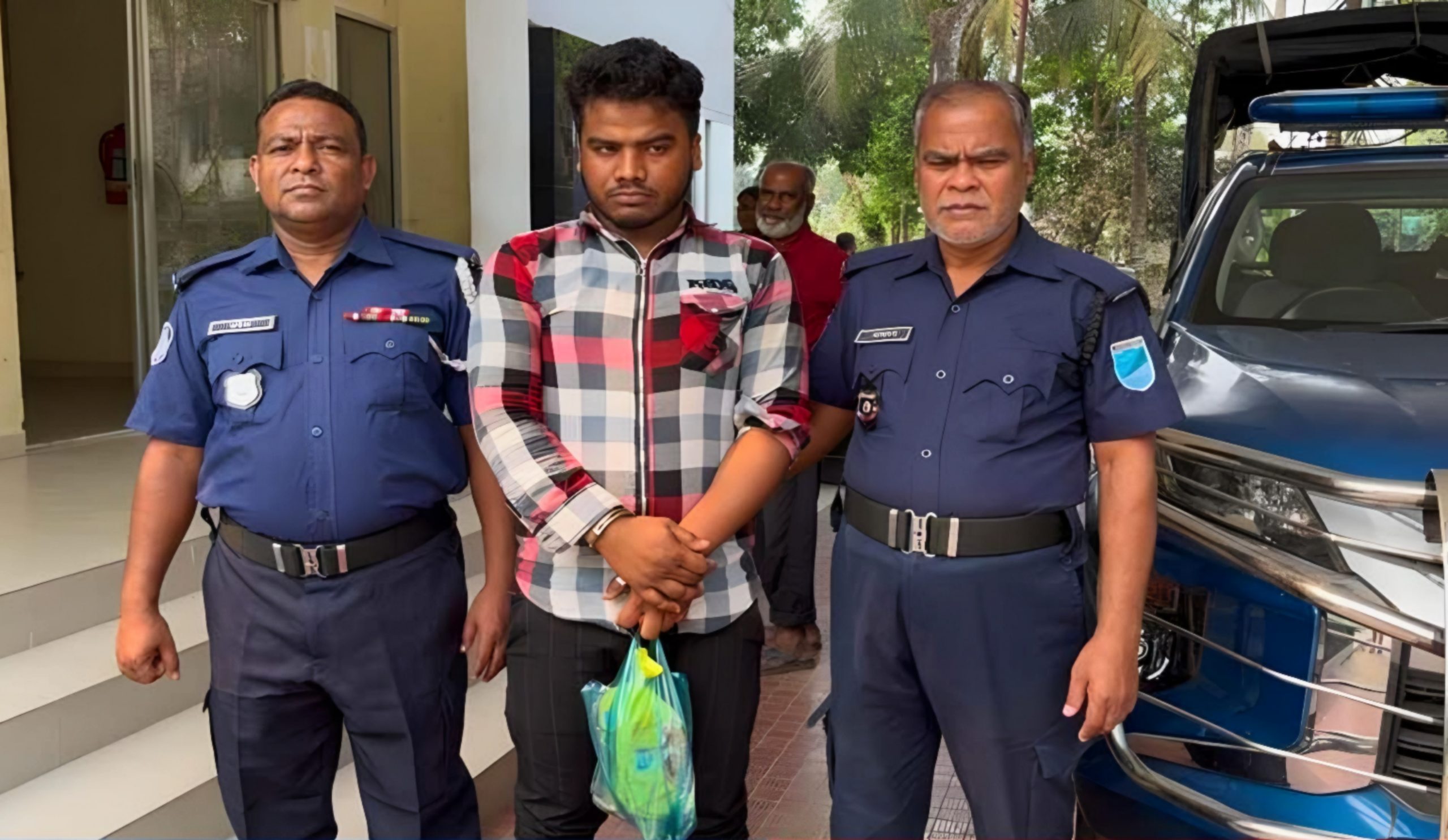 ভেদরগঞ্জে ডাকাত সন্দেহে রবিন নামে এক মাদক ব্যবসায়ীকে আটক