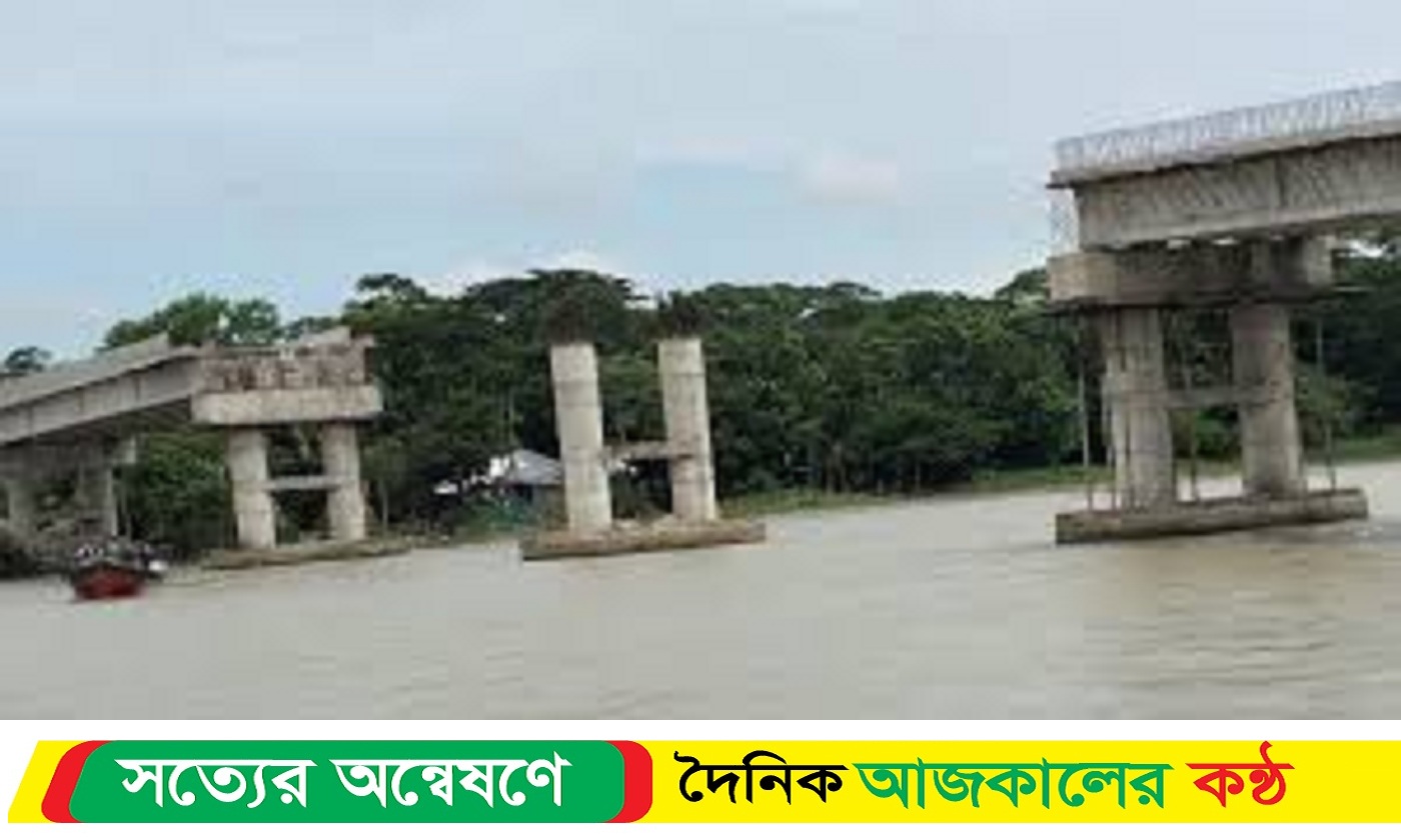আট বছরেও শেষ হয়নি, গোমা সেতুর নির্মাণ কাজ খেয়া ও ফেরি পারাপারে জনদুর্ভোগ