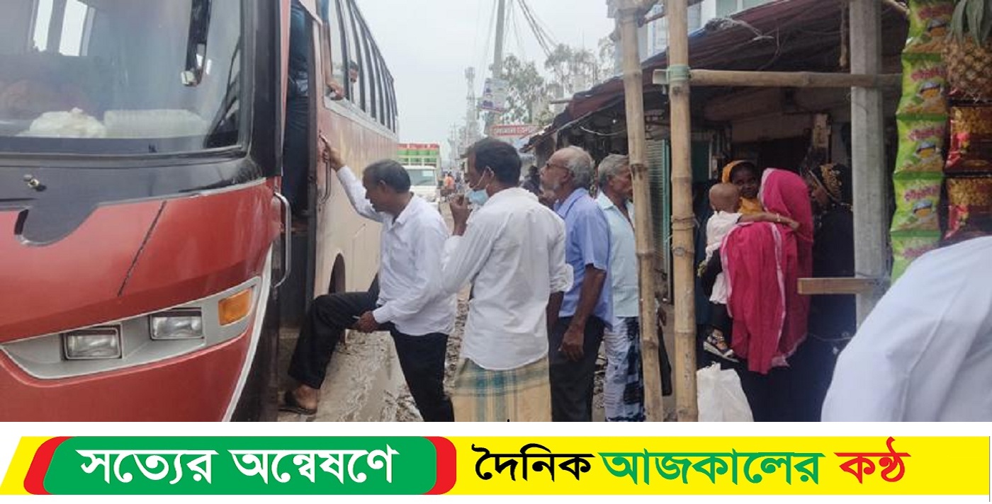 বাকেরগঞ্জে বাস স্ট্যান্ডে নেই যাত্রী ছাউনি নিষিদ্ধ যানের দখলে মহাসড়ক