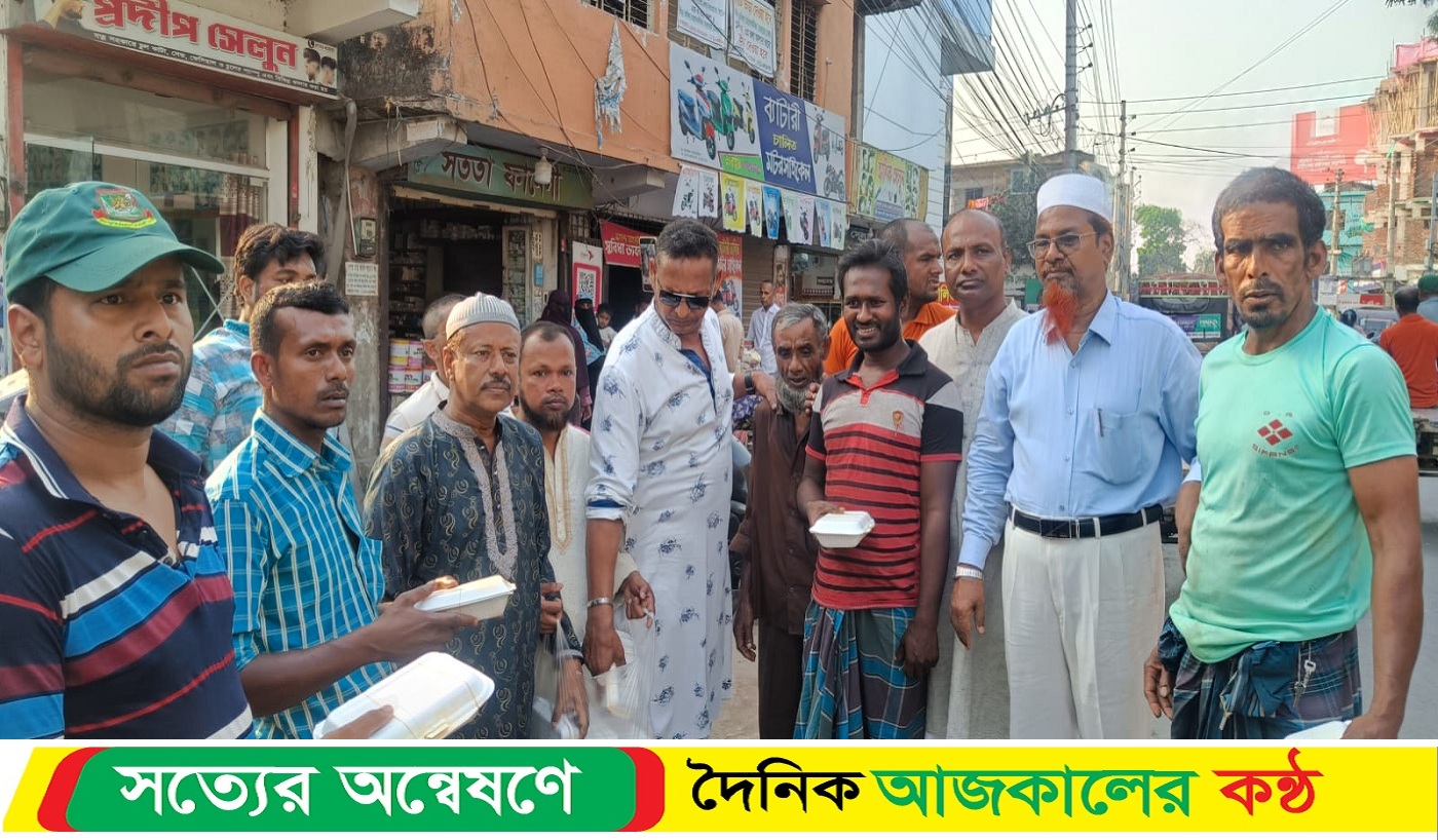 সাতক্ষীরা সাংবাদিক ক্লাব এর উদ্যোগে এতিমখানা ও পথচারীদের মাঝে ইফতার বিতরণ
