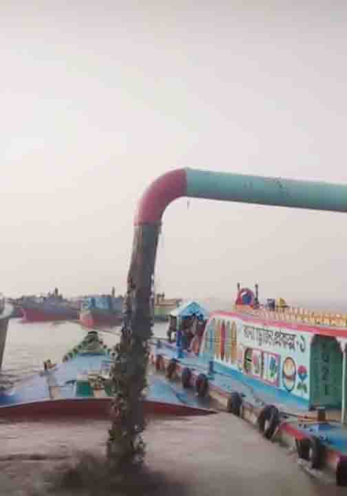 নড়িয়ায় পদ্মা নদী থেকে অবৈধভাবে বালু উত্তোলন, ড্রেজার জব্দ ৮