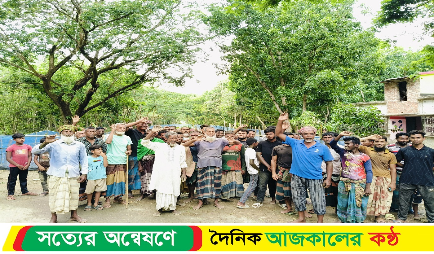 মাঠের রাস্তায় জামাই শাশুড়ির বাঁশের বেড়া: বিপাকে দুই গ্রামের কৃষক