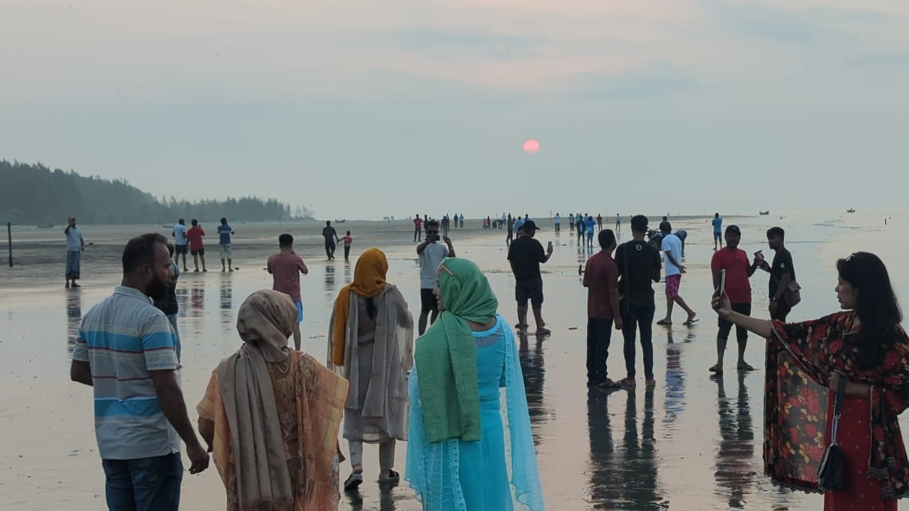 বাংলা বর্ষবরণে সূর্যোদয়-সূর্যাস্তের লীলাভূমি কুয়াকাটায় পর্যটকদের পদচারণায় মুখর