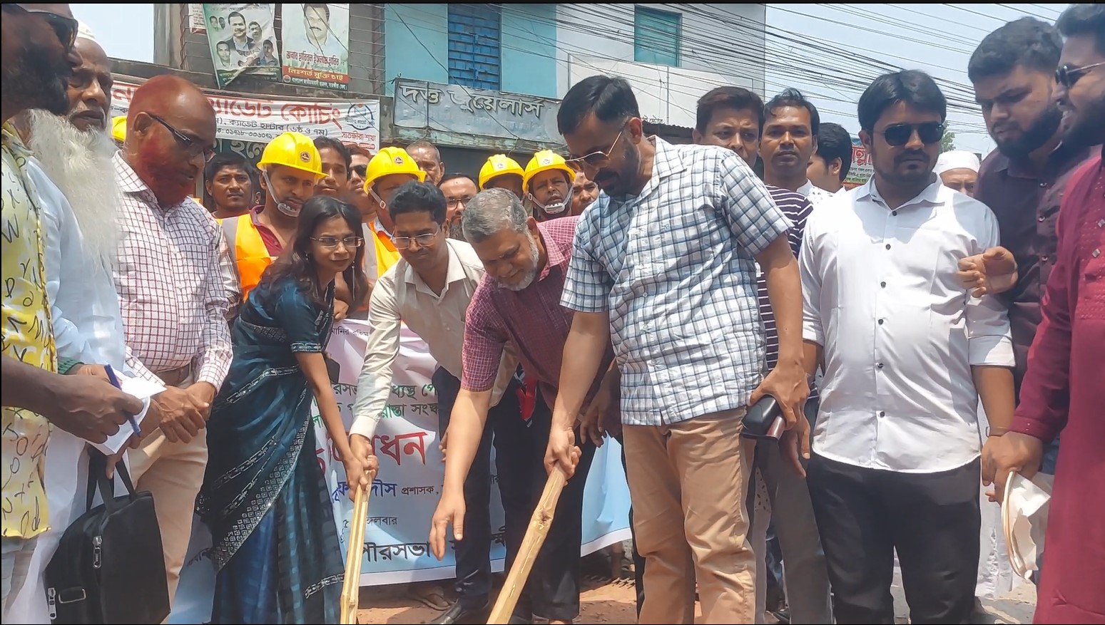 সাতক্ষীরা পৌরবাসীর কাঙ্খিত সরকারী কলেজ রোডসহ ৭টি সড়কের সংস্কার কাজের উদ্বোধন