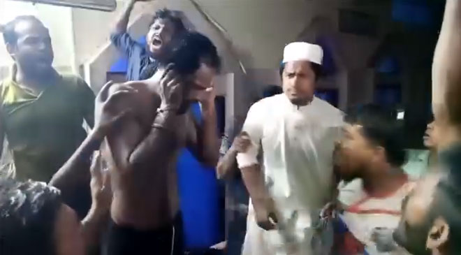রাজশাহীতে মহানবী(সাঃ)-কে নিয়ে কটূক্তি করায় এক হিন্দু যুবককে গণপিটুনি