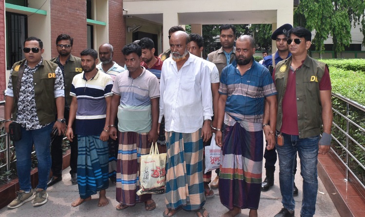 নওগাঁয় সংঘবদ্ধ ডাকাত চক্রের ৩ সদস্যসহ ৮ জন গ্রেপ্তার লুণ্ঠিত মালামাল উদ্ধার