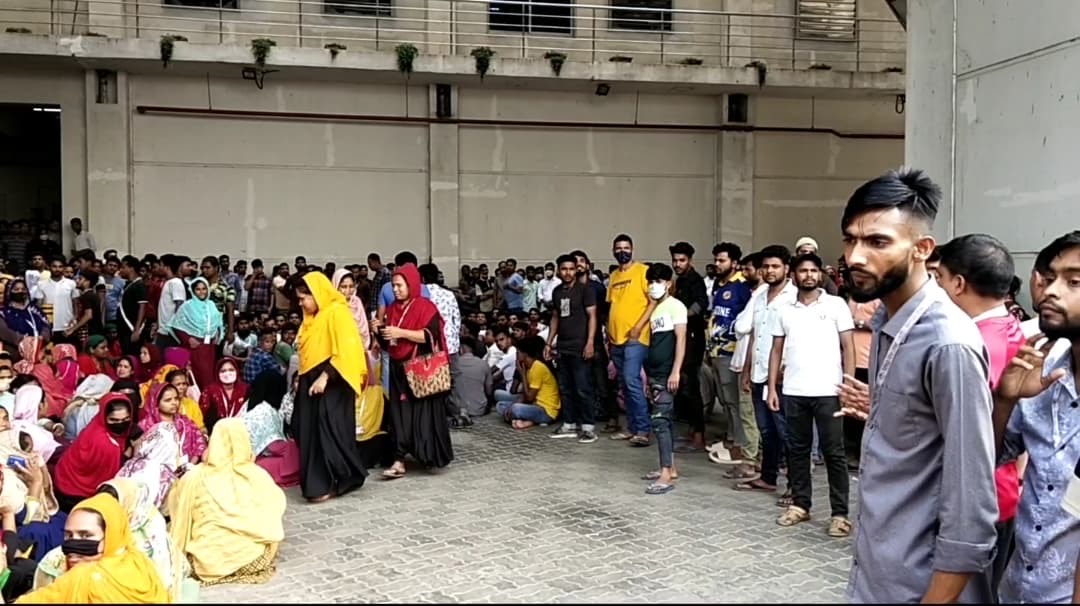 ধামরাইয়ে তিন দাবিতে দ্বিতীয় দিনের মতো কর্মবিরতি শ্রমিকদের