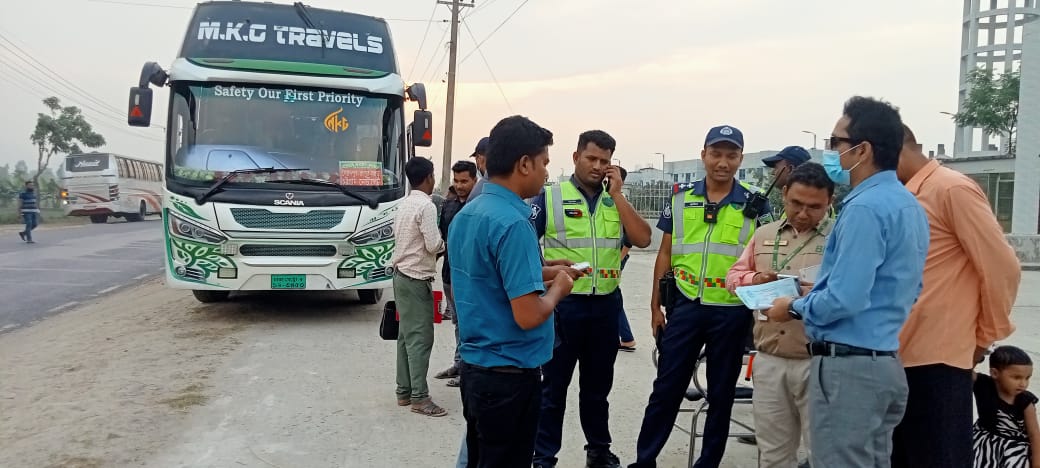 মহাসড়কে ভ্রাম্যমাণ আদালত তারাগঞ্জে ১৩ গাড়ির ১১ হাজার টাকা জরিমানা