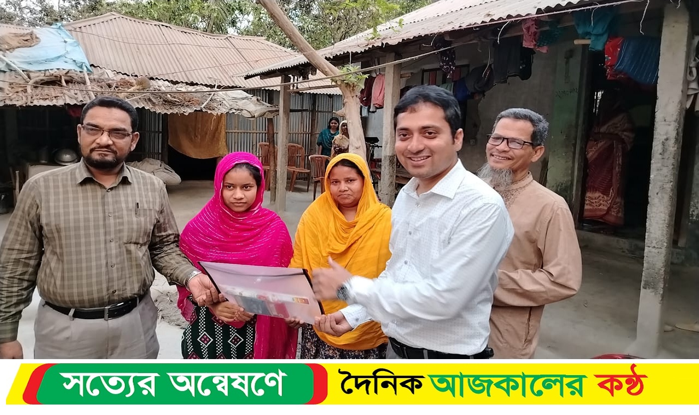 তারাগঞ্জে পরীক্ষার্থীদের বিনামূল্যে শিক্ষা উপকরণ বিতরণ