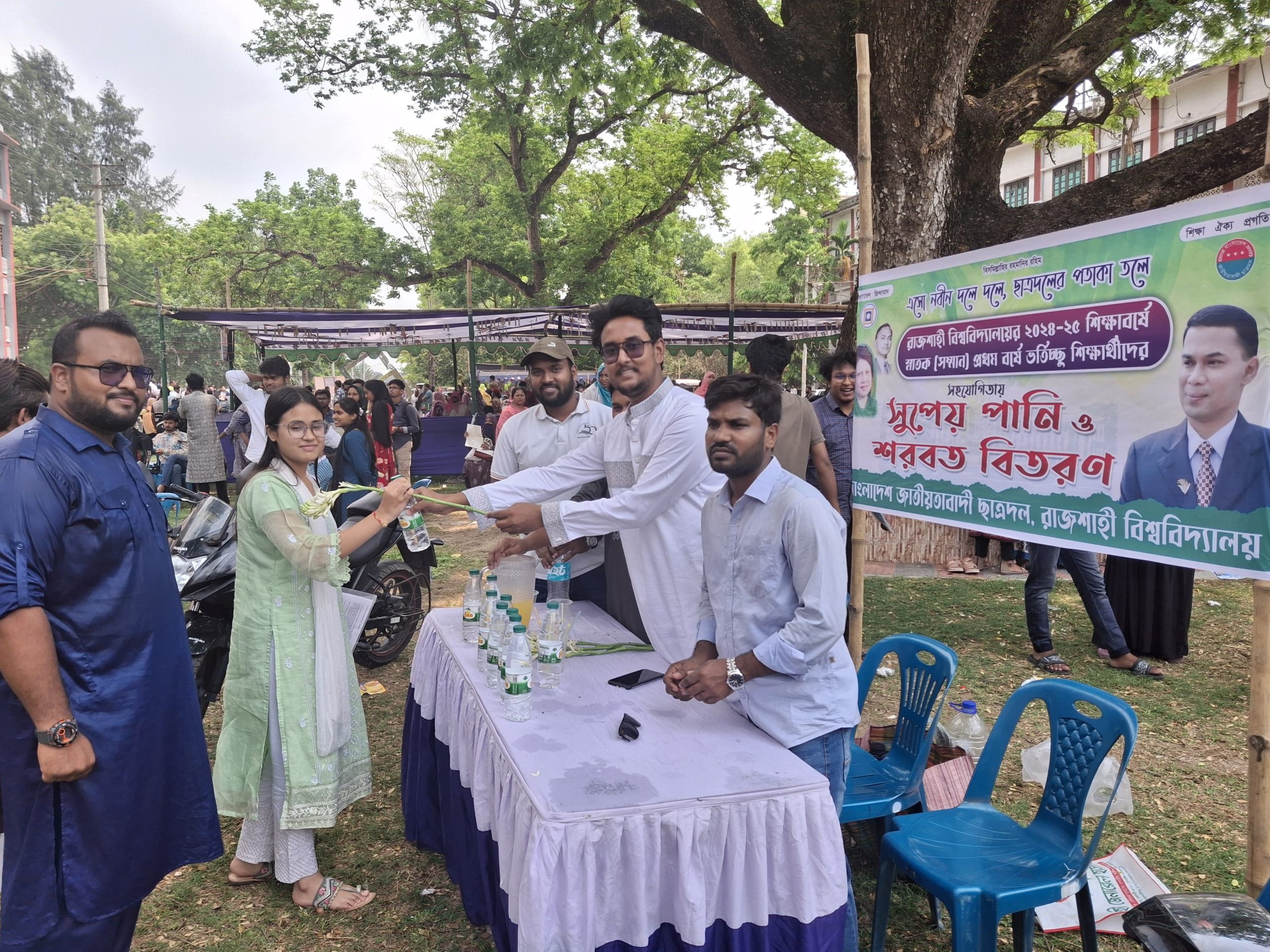 নানাবিধ সেবার মাধ্যমে ভর্তিচ্ছু শিক্ষার্থী ও অবিভাবকদের মন জয় ছাত্রদলের