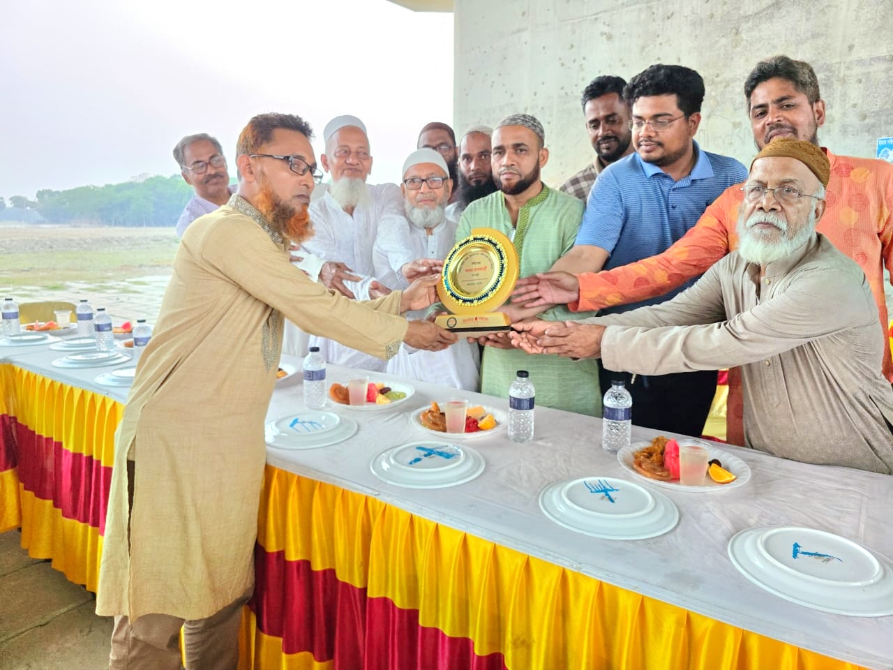 লোহাগড়ায় বর্ষসেরা সৎকর্মশীল ব্যবসায়ীদের সম্মাননা
