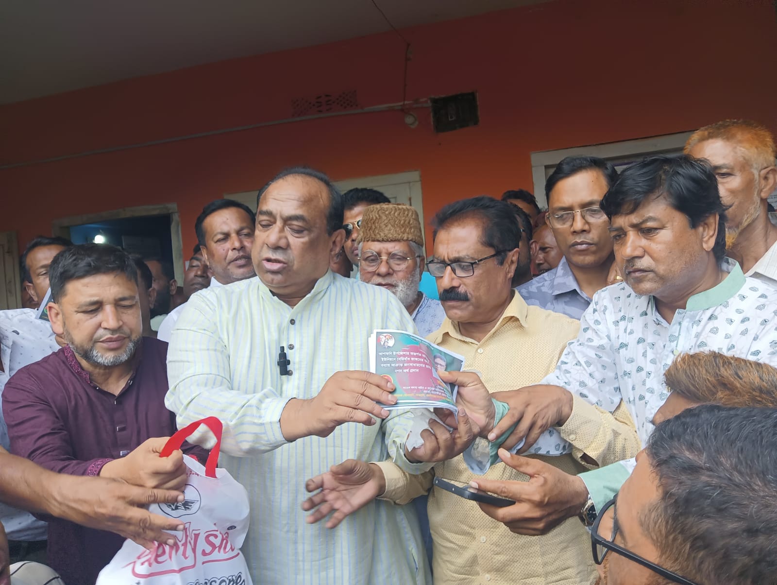 সাতক্ষীরার আশাশুনিতে নদী ভাঙনে ক্ষতিগ্রস্থদের মাঝে জেলা বিএনপির ত্রাণ সামগ্রী বিতরণ