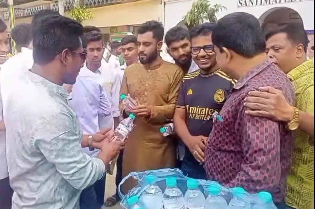 লোহাগড়ায় এসএসসি পরীক্ষার্থীদের মাঝে পানির বোতল ও কলম বিতরণ