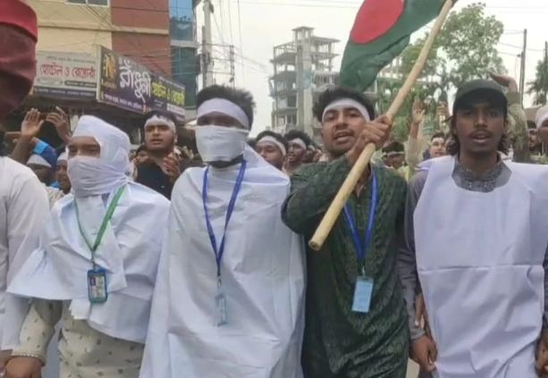 কুড়িগ্রামে দাবি আদায়ে কাফনের কাপড় পড়ে কারিগরি শিক্ষার্থীদের মিছিল