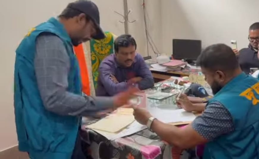 শরীয়তপুর সদর সাব-রেজিস্ট্রার অফিসে দুর্নীতির অভিযোগে দুদকের অভিযান