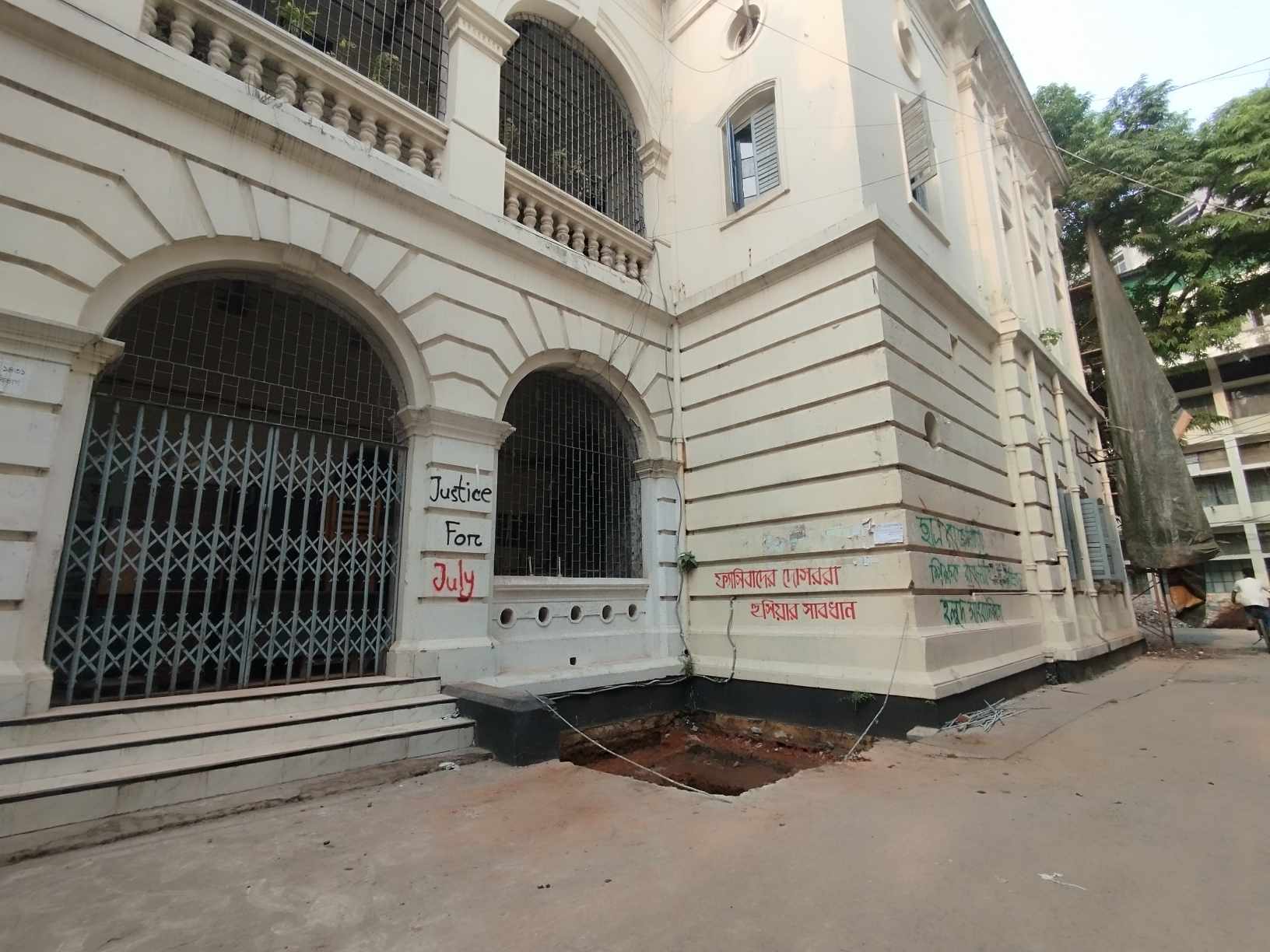 দোতলা ভিসি ভবনে লিফট স্থাপন আবাসন সংকটে ক্ষুব্ধ শিক্ষার্থীরা