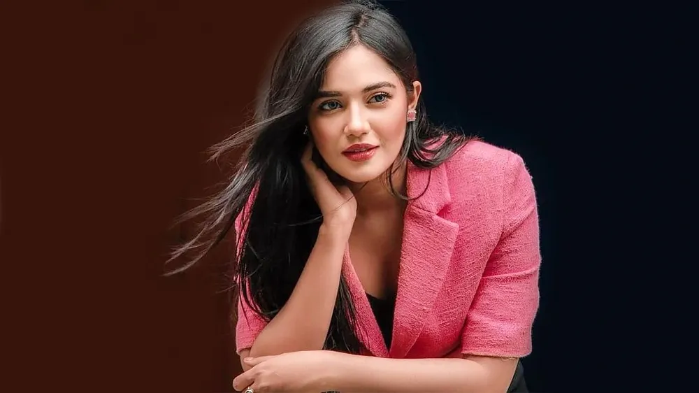 সমালোচনার মুখে খান মাহি