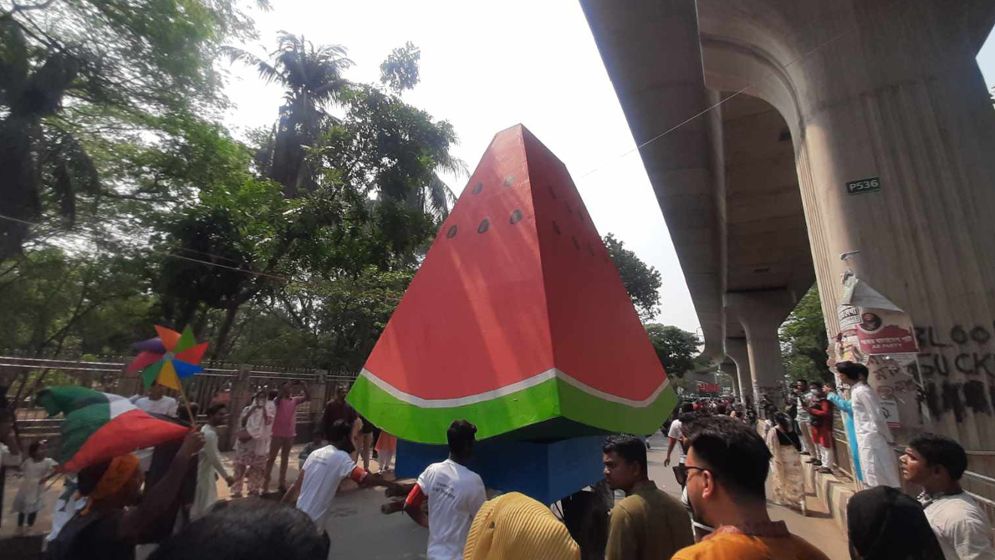 আনন্দ শোভাযাত্রায় ফিলিস্তিনের প্রতি সংহতি