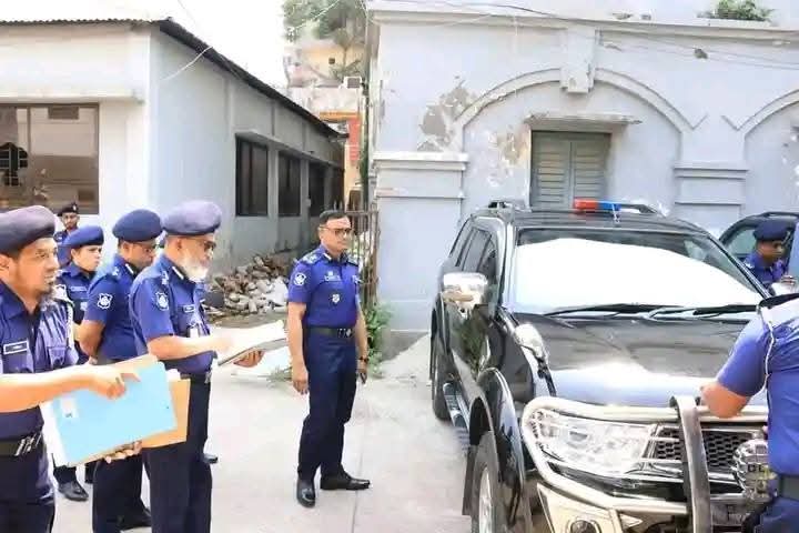 ডিআইজির কার্যালয়ের মোটরযান শাখা পরিদর্শনে ডিআইজি মোহাম্মদ আতাউল কিবরিয়া